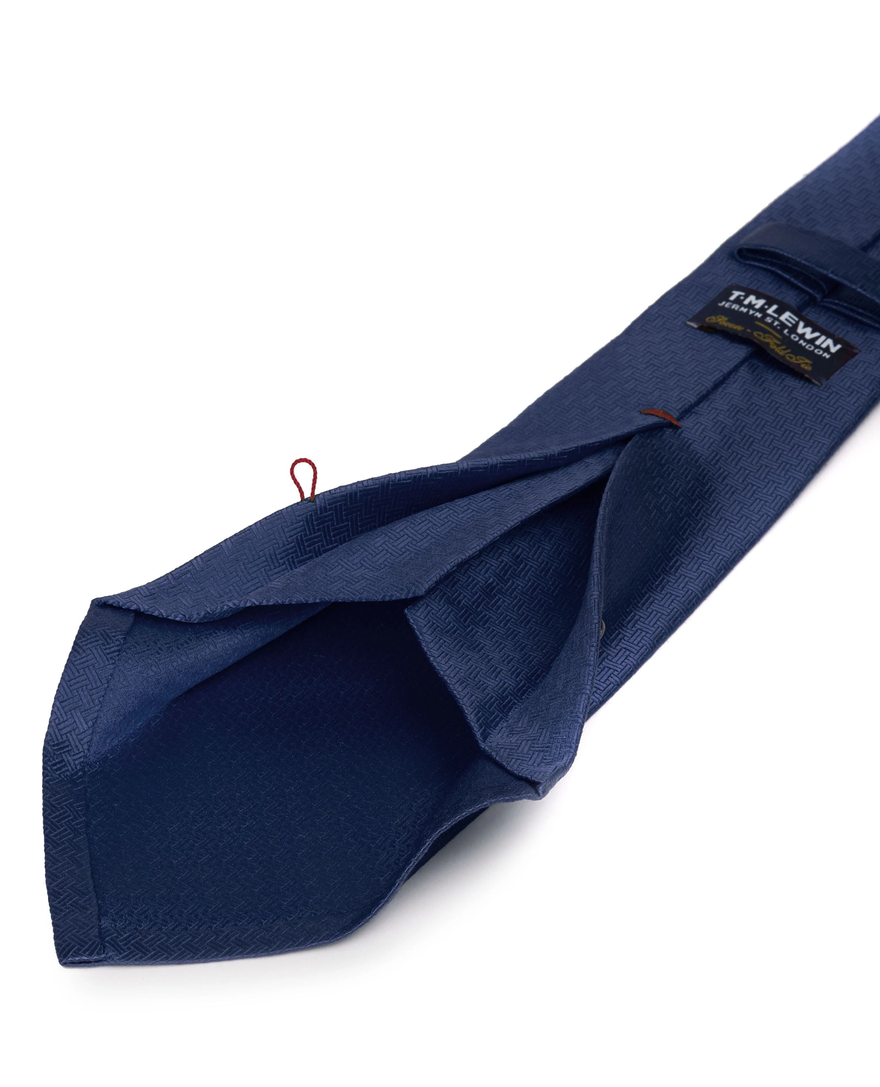 Cravatta di seta blu navy a sette pieghe: eleganza senza tempo, un tocco di lusso italiano.
